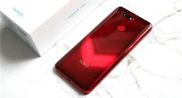 魅眼全视屏加持！荣耀V20幻影红图赏：V型极光纹理光彩夺目