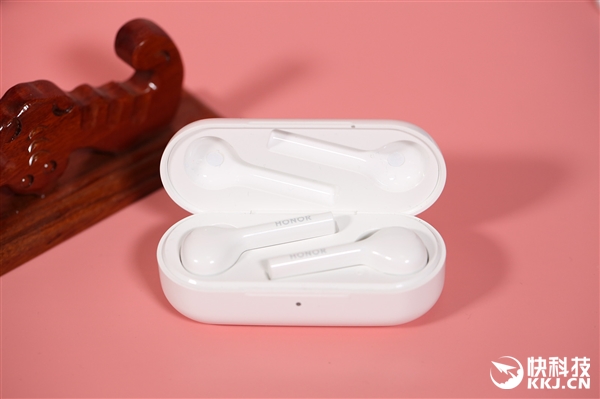 荣耀FlyPods青春版图赏：宛若高尔夫球杆的多彩无线耳机