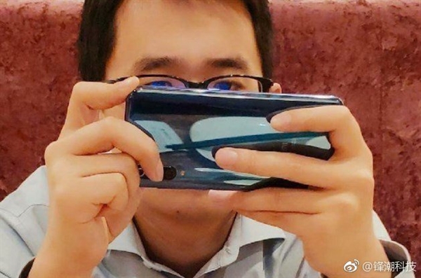 小米9真机谍照首曝:“感叹号”式三摄/屏幕指纹