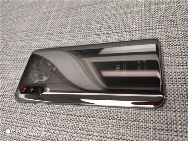 小米9大秀身材：美哉全曲面美人鱼线！