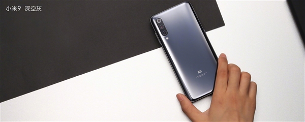 小米9大秀身材：美哉全曲面美人鱼线！