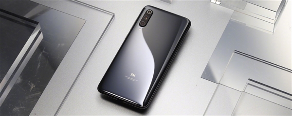 小米9大秀身材：美哉全曲面美人鱼线！