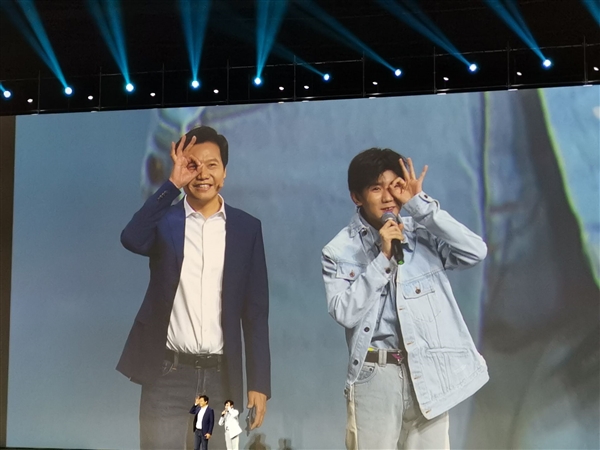 雷军邀请王源登台互动：现场喊出Are U OK经典台词
