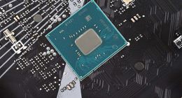 真极客！一男子在MWC展会现场植入皮下芯片