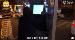 男子改装路边电话亭玩游戏 中国电信客服表示会去核实情况