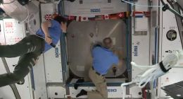 SpaceX龙飞船与空间站对接！马斯克跨越里程碑