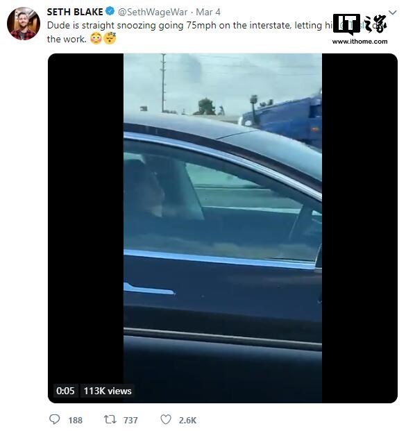 时速120公里!一特斯拉车主被抓拍到在高速上睡觉