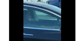 时速120公里！一特斯拉车主被抓拍到在高速上睡觉