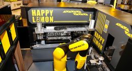 机器人调奶茶90秒1杯 首家无人智慧奶茶店上海亮相