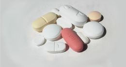 美国研究人员研制出一种耳贴，戴上就可以避孕