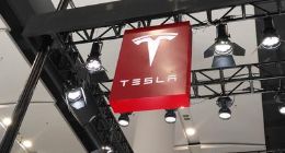 特斯拉要求员工“自愿”无偿加，或为应付交付3万辆汽车