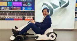 雷军试玩改装成卡丁车的平衡车：挺好玩