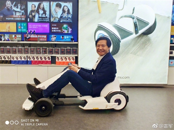 雷军试玩卡丁车：挺好玩