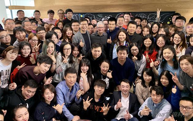 库克与洪恩工作人员集体合影（库克左侧身穿灰色西装为池宇峰）