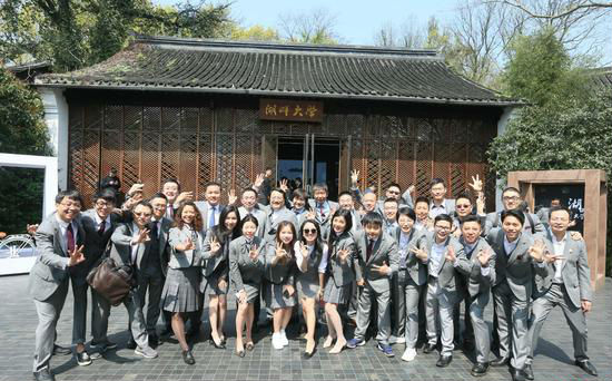 湖畔大学学员合影，第一排右三为胡海泉。图据湖畔大学官方微博