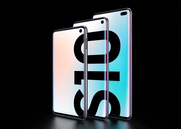 开发者出手:三星S10的前摄开孔被改造为彩色电量指示环