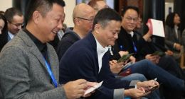 湖畔大学开学季 校长马云看到小学生送的明信片笑了