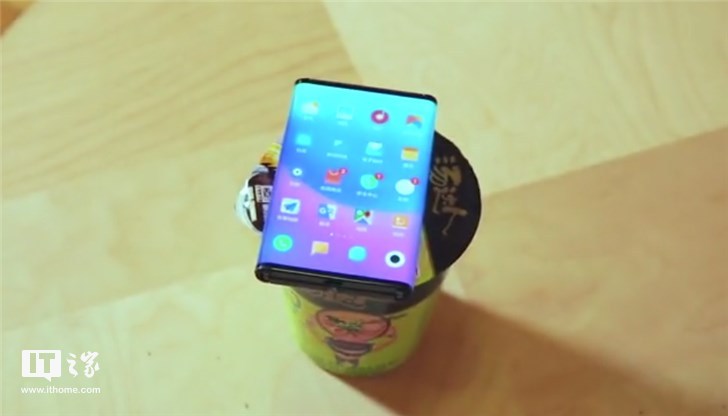 小米再次演示双折叠手机:大屏盖面更好吃