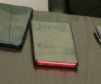 一张雷军照片泄天机:疑似红米骁龙855旗舰出镜 无刘海设计