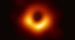 人类捕获的第一张黑洞清晰照片正式公布 形状奇特像蜂窝煤！