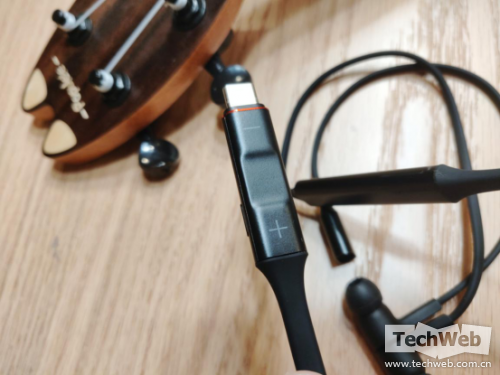 0409+媒体深度评测+Techweb+快速智慧闪连 随身充电无忧：HUAWEI FreeLace体验评测655