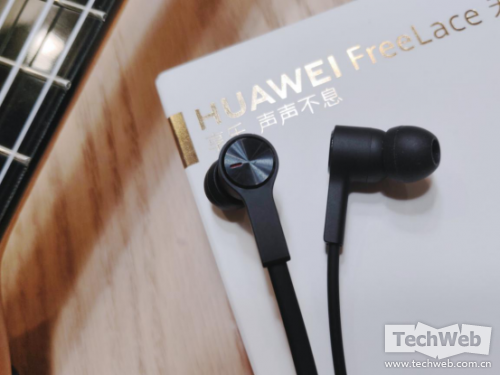 0409+媒体深度评测+Techweb+快速智慧闪连 随身充电无忧：HUAWEI FreeLace体验评测444
