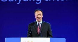 鸿海集团否认郭台铭辞任董事长：只是希望退居二线