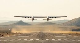 全球最大双机身飞机Stratolaunch完成首飞