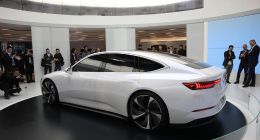 蔚来首款轿车产品ET预览版亮相 一键加电正式开放