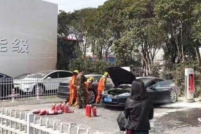 上海车库特斯拉突然自燃并引燃多辆豪车,官方紧急回应