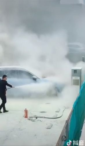 蔚来ES8维修时着火 官方:已着手调查