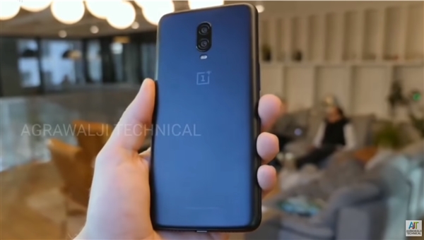 老外放出一加7上手照 一加员工：假的