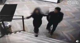 刘强东案女主角Jingyao回应：视频中主动去挽刘强东胳膊是怎么回事