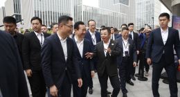 马化腾和王健林一起逛街，买了一杯“百香果茉莉茶”