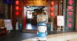 口碑打造江苏首家智慧餐厅 机器人送餐亮相无锡