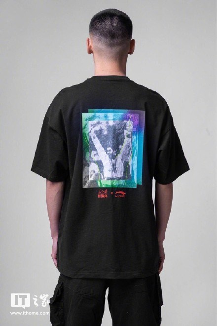 真 · 一切皆有可能:人民日报联合李宁推出硬核联名款,直接把报纸印衣服上