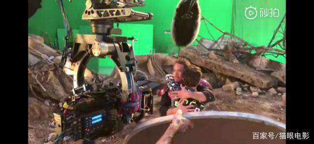 复联4幕后花絮:钢铁侠亲吻蜘蛛侠 美队笑声很鬼畜