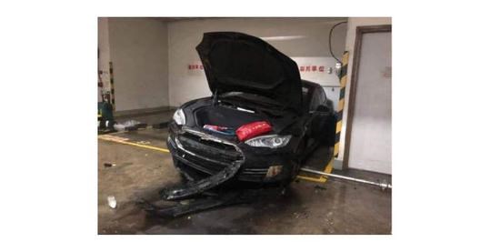 香港一辆特斯拉Model S起火自燃