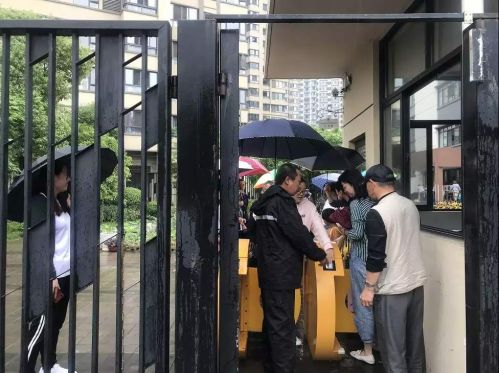 南昌一幼儿园被曝虐童：让孩子喝风油精、自扇巴掌