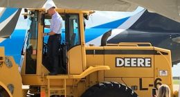 亚马逊新货运中心破土动工 贝索斯亲上阵操作铲土机