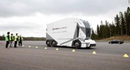 自动驾驶卡车在瑞典全球首秀 车里真的没有驾驶员