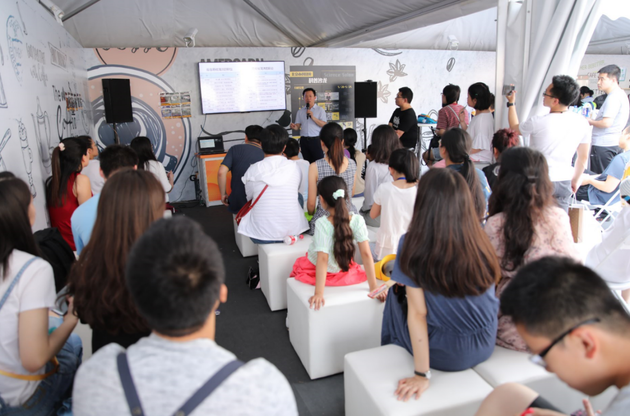 王继宏老师向大家介绍机器人与人类应有的关系，现场座无虚席