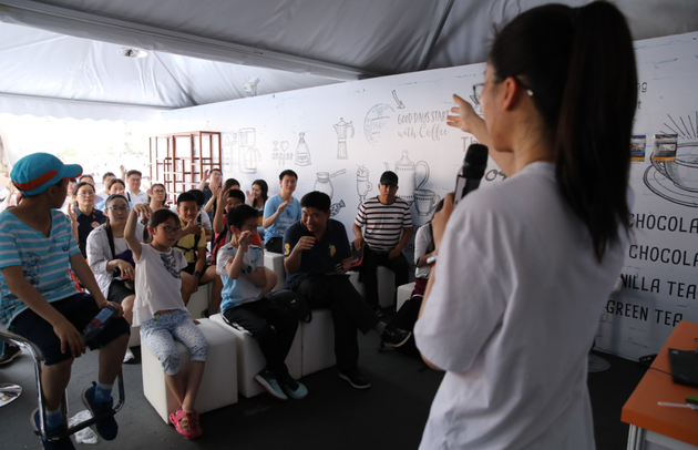 贾永楠老师通过无人机的生动实例引出观众对集群行为控制的思考