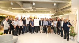 巴西药店零售行业总裁团访亲宝宝 母婴家庭消费受关注