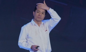 浇在李彦宏身上的一杯水，弄脏了谁？
