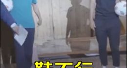 马云向女足王霜挑战颠球惨败：鞋不行 地也不行