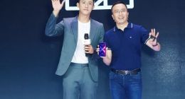 黄景瑜在西安演示手机开啤酒瓶盖 现场考验荣耀手机品质
