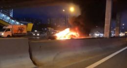 特斯拉汽车在俄高速公路上撞车 起火后两次爆炸