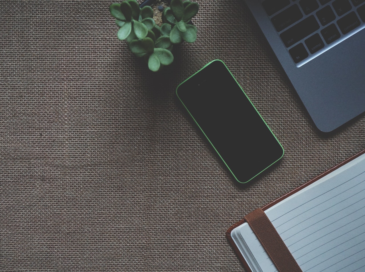 gadgets-iphone-laptop-163143.jpg gadgets-iphone-laptop-163143.jpg