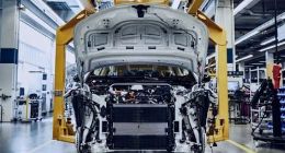 宝马大型电动SUV生产照曝光 明年将与特斯拉Model X“赛跑”